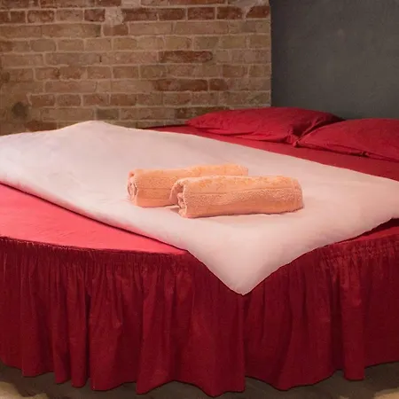 з круглим ліжком, вулиця гоголя 9, в стилі лофт цікавий стиль і комфорт Apartment *